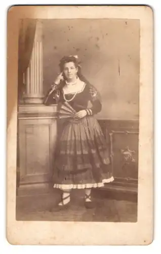 Fotografie unbekannter Fotograf und Ort, Portrait Schauspielerin im Bühnenkostüm mit Fächer