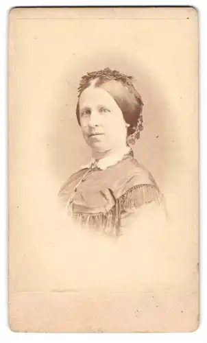 Fotografie A. Russker, Bamberg, Portrait junge Dame im Biedermeierkleid mit Haarschmuck