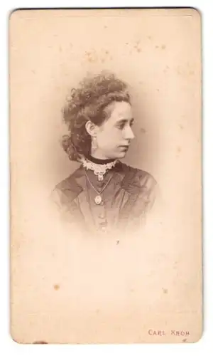 Fotografie Carl Kroh, Wien, Portrait junge Frau im Biedermeierkleid mit Locken