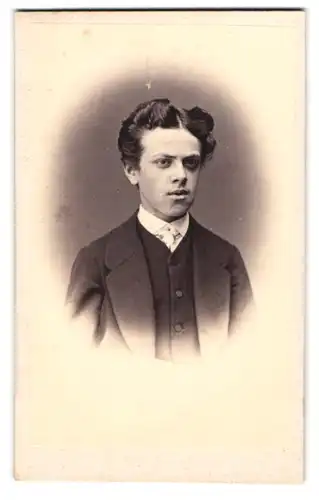 Fotografie L. Bachrich, Wien, Ferdinandsstr. 17, Portrait junger Knabe im Anzug mit dunklen Augenringen