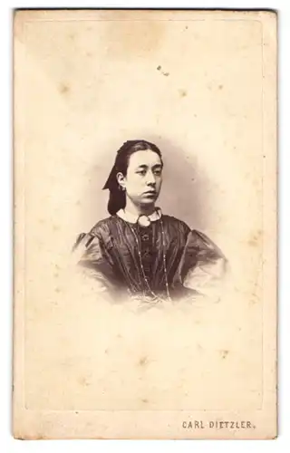 Fotografie Carl Dietzler, Wien, Technikerstr. 1, Portrait junge Frau im Biedermeierkleid mit Halskette