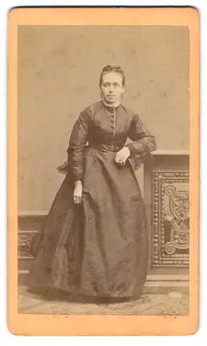 Fotografie M. Keller, Augsburg, Portrait älter Dame im Biedermeierkleid mit hochgebundenen Haaren
