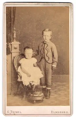 Fotografie G. Techel, Elmshorn, Mühlenstr. 127, Portrait zwei junge Kinder im Kleid und Anzug posieren im Atelier