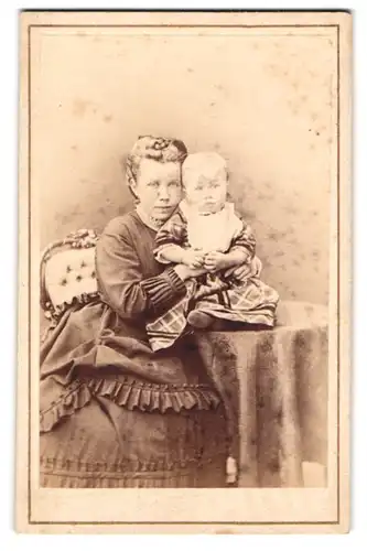 Fotografie Emil Diedrich, Quedlinburg, Gr. Marktstr. 429, Portrait junge Mutter mit ihrem Kleinkind auf dem Tisch