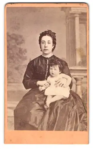 Fotografie L. Bachrich, Wien, Ferdinandsstr. 17, Portrait Mutter im Biedermeierkleid mit ihrem Kind auf dem Schoss