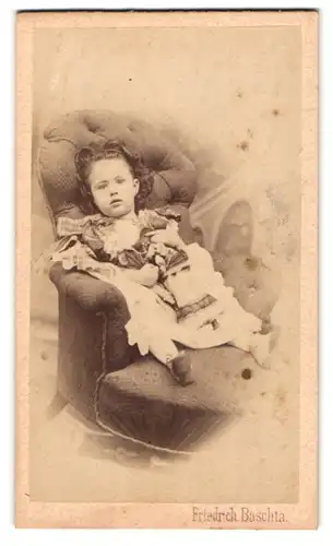 Fotografie Friedrich Baschta, Hernals, Hauptstr. 80, Portrait kleines Mädchen im Kleid sitzt mit ihre Puppe im Sessel