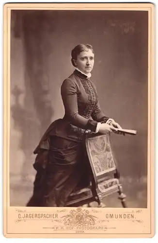 Fotografie C. Jagespacher, Gmunden, Portrait junge Dame im Biedermeierkleid mit Fächer in der Hand
