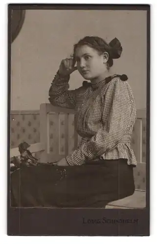 Fotografie Louis Schindhelm, Ebersbach i. S., Portrait junge Dame in karierter Bluse mit Haarschleife