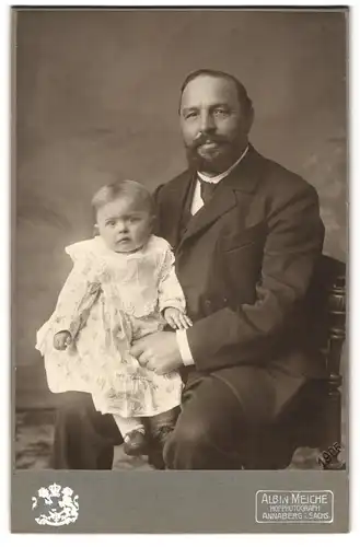 Fotografie Albin Meiche, Annaberg i. Sa., Portrait Vater im Anzug mit seiner Tochter auf dem Schoss