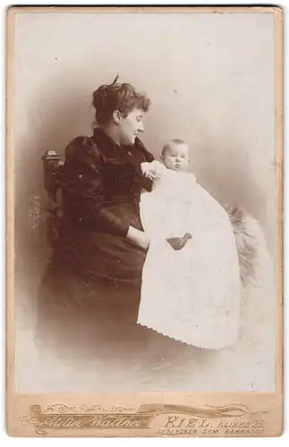 Fotografie Ateleir Walther, Kiel, Klinke 26, junger Mutter im Biedermeierkleid mit Kleinkind im Arm, Mutterglück
