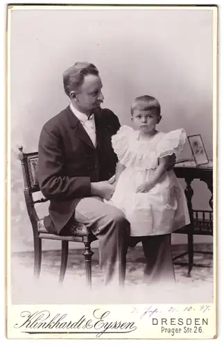 Fotografie Klinkhardt & Eyssen, Dresden, Prager-Str. 26, junger Vater mit seiner niedlichen Tochter auf dem Schoss