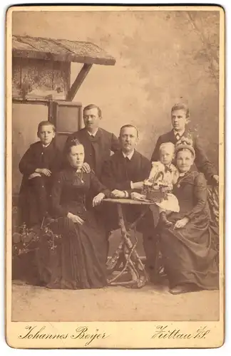 Fotografie Johannes Beyer, Zittau i. S., Portrait Mutter und Vater mit ihren fünf Kindern im Atelier, Mutterglück