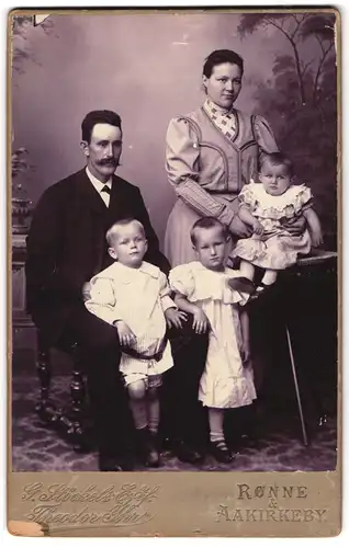 Fotografie G. Stöckels Eftf., Rönne, Portrait dänische Eltern mit ihren drei Kindern im Atelier, Mutterglück