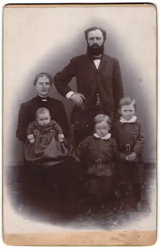 Fotografie unbekannter Fotograf und Ort, Portrait Mutter und Vater mit drei Kindern im Atelier, Mutterglück