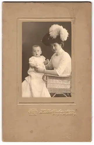 Fotografie H. Goldschmidt, Burg b. Magdeburg, Portrait junge Mutter im weissen Kleid mit Kind auf dem Schoss, Mutterglück