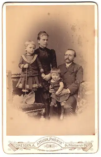 Fotografie Atelier Phönix, Dresden, Pillnitzerstr. 64, Eltern in Biedermeierkleidung mit ihren beiden Kindern