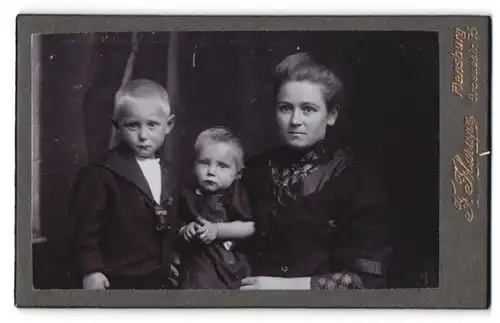 Fotografie F. Flarup, Flensburg, Grossestr. 75, Portrait Mutter mit zwei Kindern im Atelier