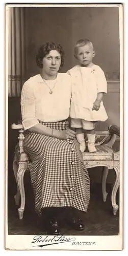 Fotografie Robert Süss, Bautzen, Mutter mit ihren Sohn stehend auf einer Bank