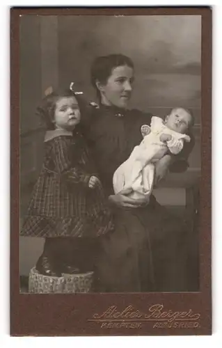 Fotografie Atelier Berger, Kempten, Portrait junge Mutter mit ihrer Tochter und Kleinkind im Arm