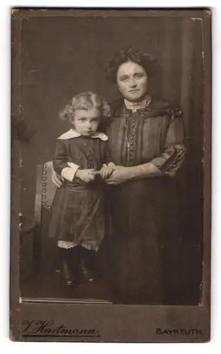 Fotografie J. Hartmann, Bayreuth, Portrait Mutter mit ihrer blonden Tochter im Atelier, Mutterglück