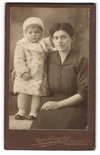 Fotografie Carl Neumann, Berlin, Frankfurter-Allee 7, Portrait Mutter mit ihrer Tochter im Wintermantel mit Mütze