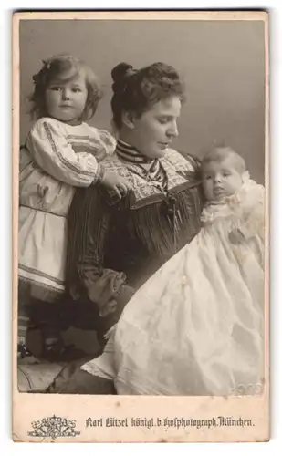 Fotografie Karl Lützel, München, Mutter mit ihrer Tochter und Kleinkind im Arm, Mutterglück