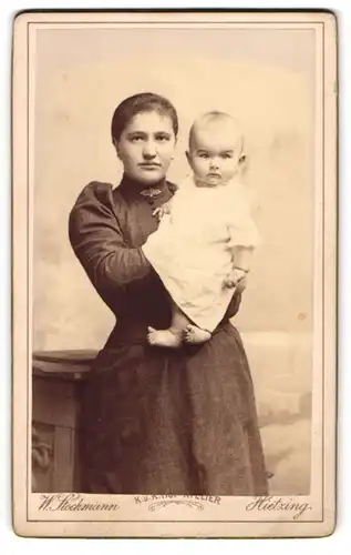 Fotografie W. Stockmann, Hietzing, Alleegasse 40, junges Kindermädchen Frl. Geier mit Kleinkind im Arm