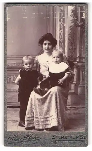 Fotografie Chr. Skov, Stenstrup Sogn, Portrait dänische Mutter mit ihren beiden Söhnen im Atelier, Mutterglück