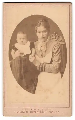 Fotografie A. Wille, Hannover, Osterstr. 83, Portrait Mutter mit dem Sohn Friedirch Bornemann, Mutterglück