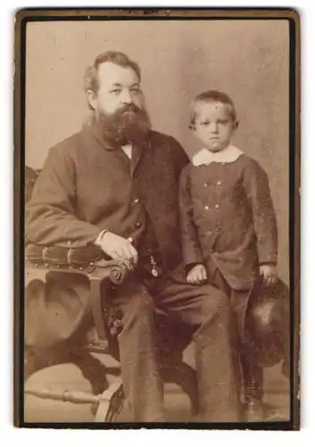 Fotografie Joh. Nienborg, Duisburg, König-Str. 4, Portrait Vater im Anzug mit seinem Sohn im Atelier