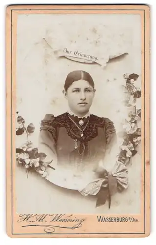 Fotografie H. Al. Wenning, Wasserburg a. Inn, junge Frau im Biedermeierkleid mit Brosche und Halskette