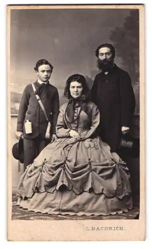 Fotografie L. Bachrich, Wien, Ferdinandsstr. 17, Mutter und Vater im Biedermeierkleid mit ihrem Sohn, Wandergepäck