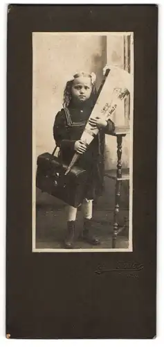 Fotografie Jos. Stolle, Kirschau, Portrait niedliches Mädchen mit Zuckertüte und Schulmappe