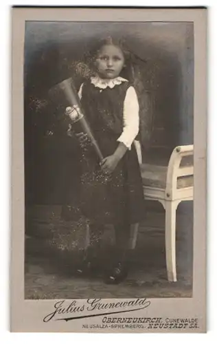 Fotografie Julius Grunwald, Oberneukirch, Portrait niedliches Mädchen mit grosser Zuckertüte zur Einschulung