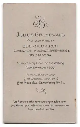 Fotografie Julius Grunwald, Oberneukirch, Portrait niedliches Mädchen mit grosser Zuckertüte zur Einschulung