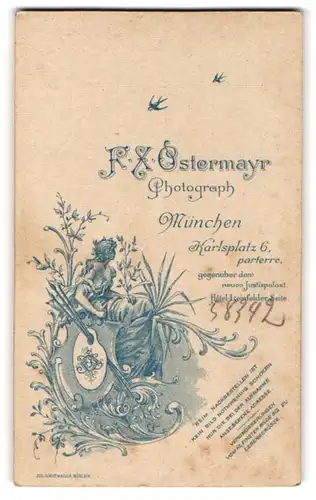 Fotografie F. X. Ostermayr, München, Karlsplatz 6, junge Frau mit Wappenschild und Pinseln