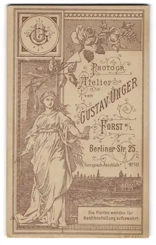 Fotografie Gustav Unger, Forst N. L., Berliner-Str. 25, Frau betrachte eine gemaltes Bild, Teilansicht der Stadt