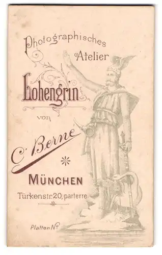 Fotografie C. Berne, München, Lohengrin mit seinem Schwert und Schwan am Ufer stehend