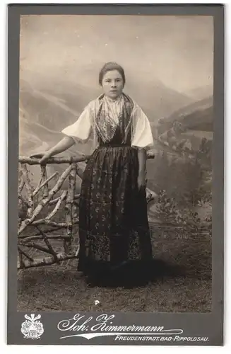 Fotografie Joh. Zimmermann, Freudenstadt, Portrait junge Frau im Trachtenkleid vor einer Studiokulisse