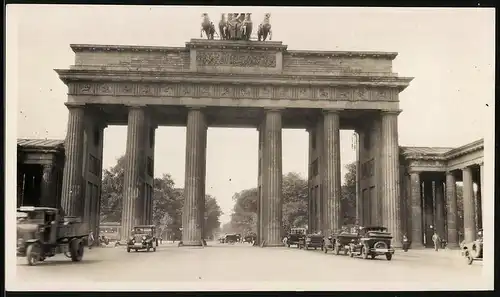 Fotografie unbekannter Fotograf, Ansicht Berlin, Strassenverkehr am Brandenburger Tor