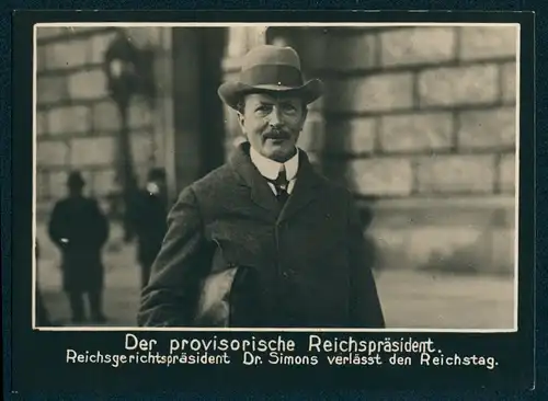 Fotografie Reichsgerichtspräsident Dr. Simons, der provisorische Reichspräsident vor dem Reichstag in Berlin