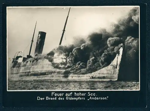 Fotografie Tankschiff Anderson ist auf hoher See in Brand geraten