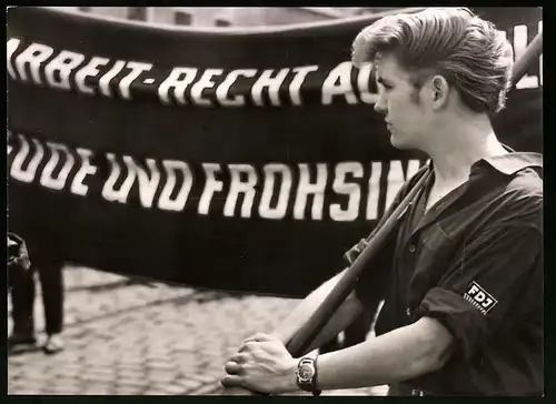 Fotografie DDR-Parade FDJ-Blauhemd trägt Propaganda-Banner