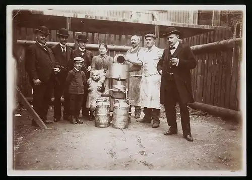 Fotografie Milchbauer trennt Molke mit einem Sepparator ab