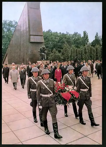 Fotografie unbekannter Fotograf, Ansicht Berlin-Treptow, Gedenkfeier am Sowjetischen Ehrenmal