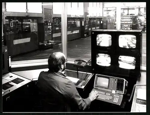 Fotografie Opel-Werkfoto, Ansicht Rüsselsheim, Arbeiter überwacht Produktion im Presswerk