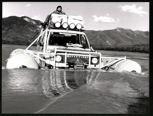 Fotografie Auto Mitsubishi Pajero, Geländewagen mit Schwimmkörpern bei einer Gewässerdurchfahrt