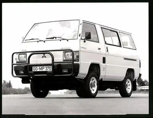 Fotografie AutoMitsubishi L300 4x4 Allrad, Geländewagen-Fensterbus