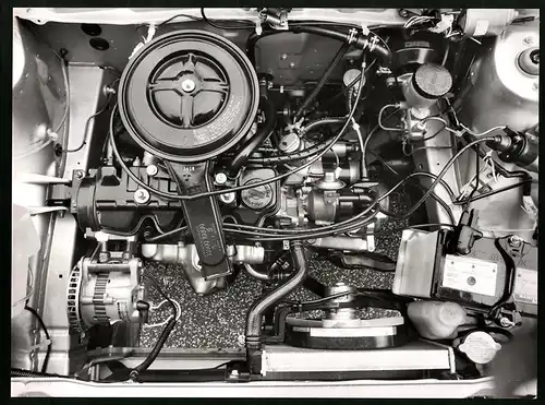 Fotografie Auto Nissan Micra, Motorraum mit 981ccm Vierzylinder Reihenmotor, Rückseitig technische Daten