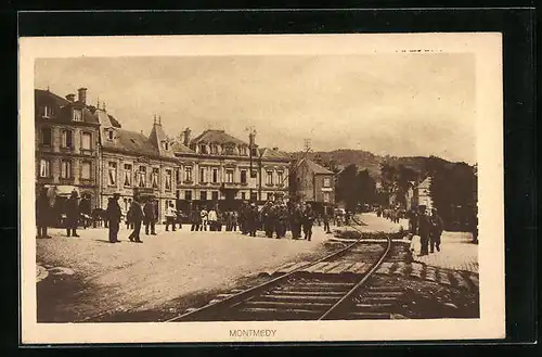 AK Montmédy, Strassenpartie mit Soldaten